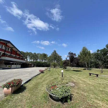 فندق Logis Paris Madrid Lesperon (Landes)